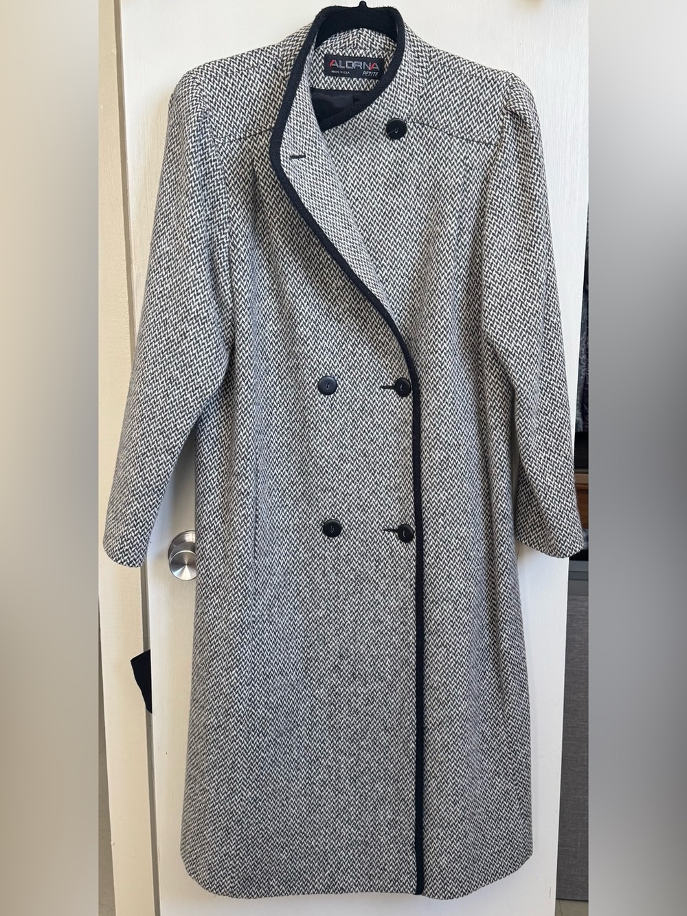 Vintage Double-Breasted Herringbone Trench Coat in Black & White - Alorna